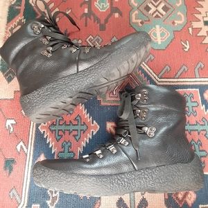 GENTAL SOULS By Kenneth Cole Lace Up Hiking Boots.